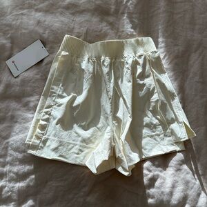 NWT Lululemon stretch woven relax fit high rise short 4”